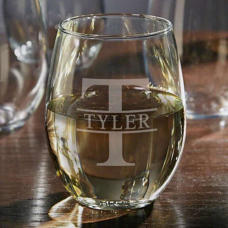 Copa de vino personalizada: copa de vino sin tallo grabada, regalo para despedida de soltera, regalo para amantes del vino, copas sin tallo personalizadas imagen 1