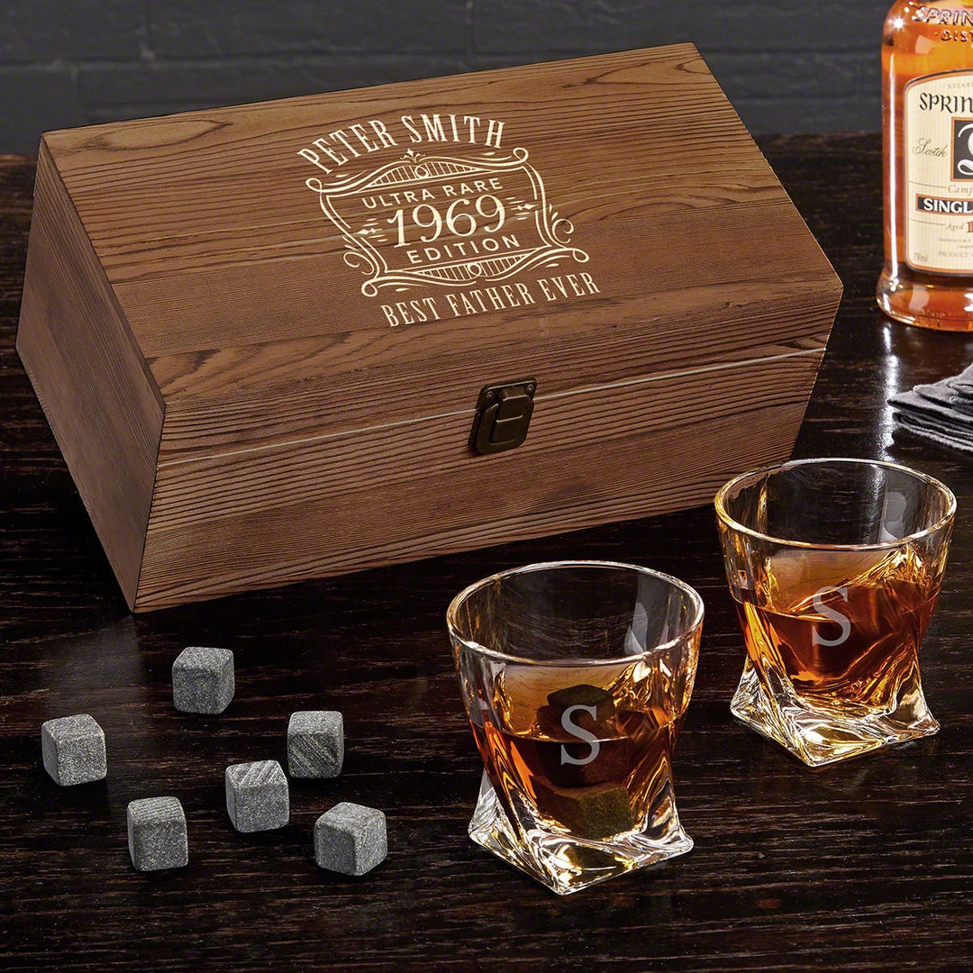 Coffret cadeau composé de six verres à whisky gravés