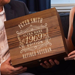 Pu&ograve; includere: Una scatola di legno con un'iscrizione personalizzata. L'iscrizione recita "Peter Smith Ultra Rare 1969 Edition Retired Veteran".