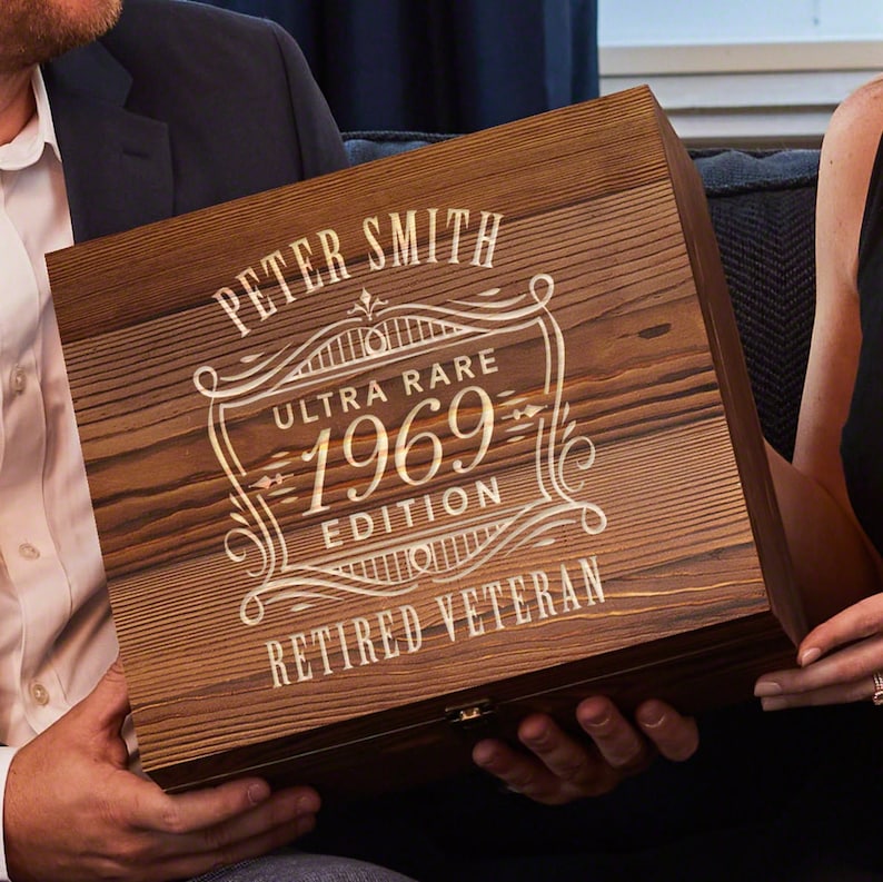 Pu&ograve; includere: Una scatola di legno con un'iscrizione personalizzata. L'iscrizione recita "Peter Smith Ultra Rare 1969 Edition Retired Veteran".