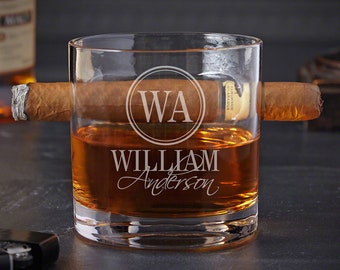 Puede incluir: Un vaso de whisky de vidrio transparente con un reposacigarros. El vaso está grabado con las iniciales "WA" en un círculo y el nombre "William Anderson".