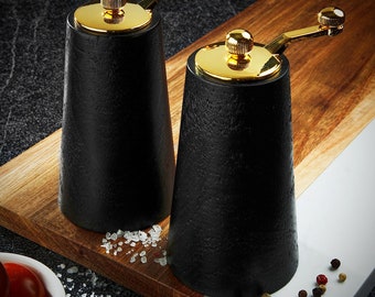 Moulins à sel et poivre artisanaux noirs avec touches d'or - Moulins modernes du milieu du siècle, accessoires de cuisine, moulin à sel et à poivre -