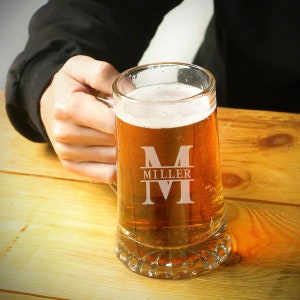 Man holding the engraved beer glass.