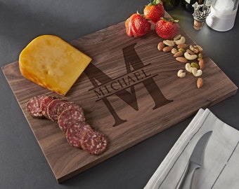 Planche à découper en noyer gravée - Planche de charcuterie personnalisée, Planche à fromages personnalisée, Cadeau de pendaison de crémaillère, Cadeau de jeunes mariés, Planche à découper en bois -