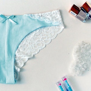 Lingerie de mariée Bonboneva : culotte brésilienne Something Blue en coton et dentelle Zina avec dos en dentelle italienne image 1