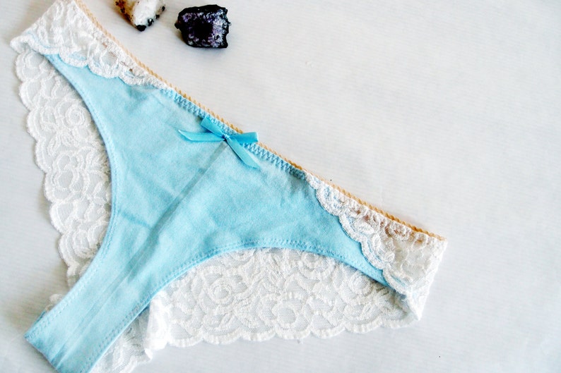 Lingerie de mariée Bonboneva : culotte brésilienne Something Blue en coton et dentelle Zina avec dos en dentelle italienne image 2