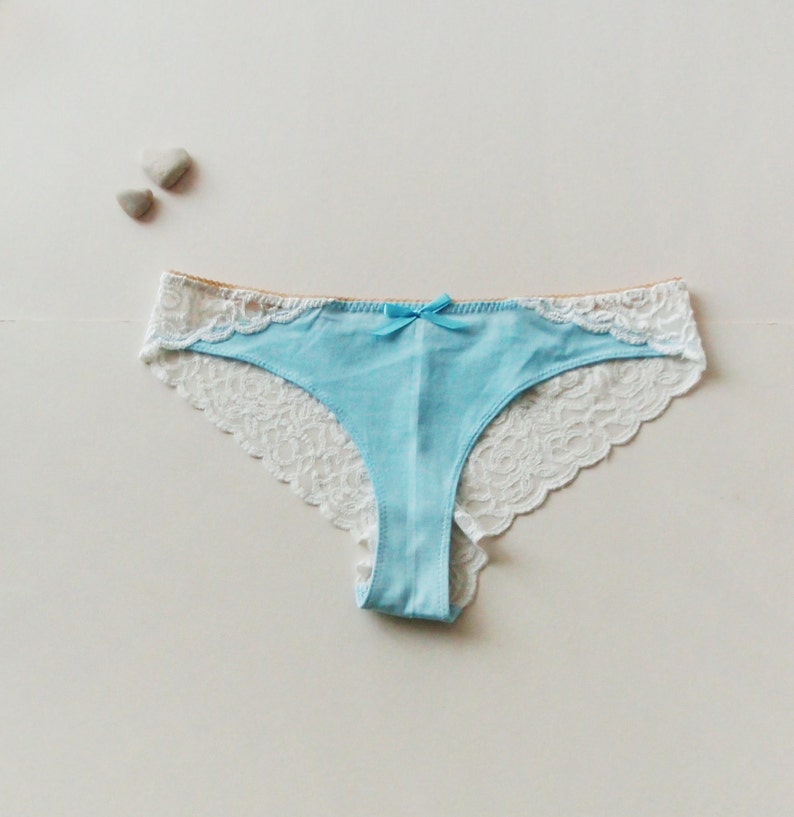 Lingerie de mariée Bonboneva : culotte brésilienne Something Blue en coton et dentelle Zina avec dos en dentelle italienne image 4