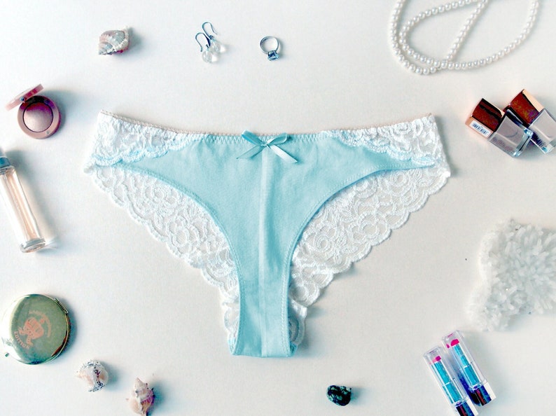 Lingerie de mariée Bonboneva : culotte brésilienne Something Blue en coton et dentelle Zina avec dos en dentelle italienne image 1