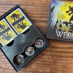 Organizador de juegos para One Night Ultimate Werewolf, Vampire, Alien, Super Villains o Daybreak y tablero de inserción de juego de mesa impreso en 3D