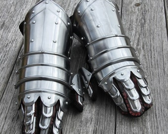 Medieval Knights 20g Field Gauntlets - Hand Forged Functional Replica Steel Reenactment Costume Armor Gauntlets with Suede Leather Gloves