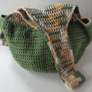 Gehäkelte grüne Hobo Tasche mit Blume, Umhängetasche mit langem Riemen, handgemachte Geldbörse, wiederverwendbare Baumwollmarkttasche, grüne Mode