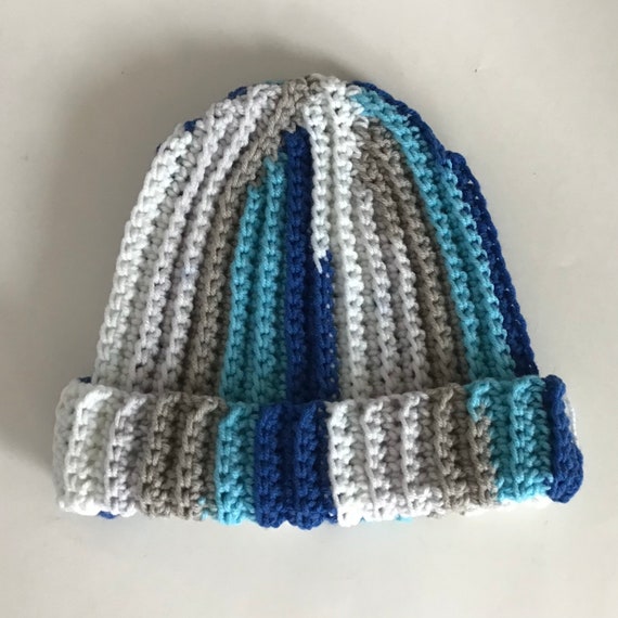 Cappello a righe blu e bianche all'uncinetto 12