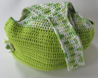 Gehäkelte hellgrüne Hobo-Tasche mit Blume, langer Riemen, handgemachte Crossbody-Geldbeutel, Baumwolltasche, wiederverwendbare Markttasche, grüne Mode