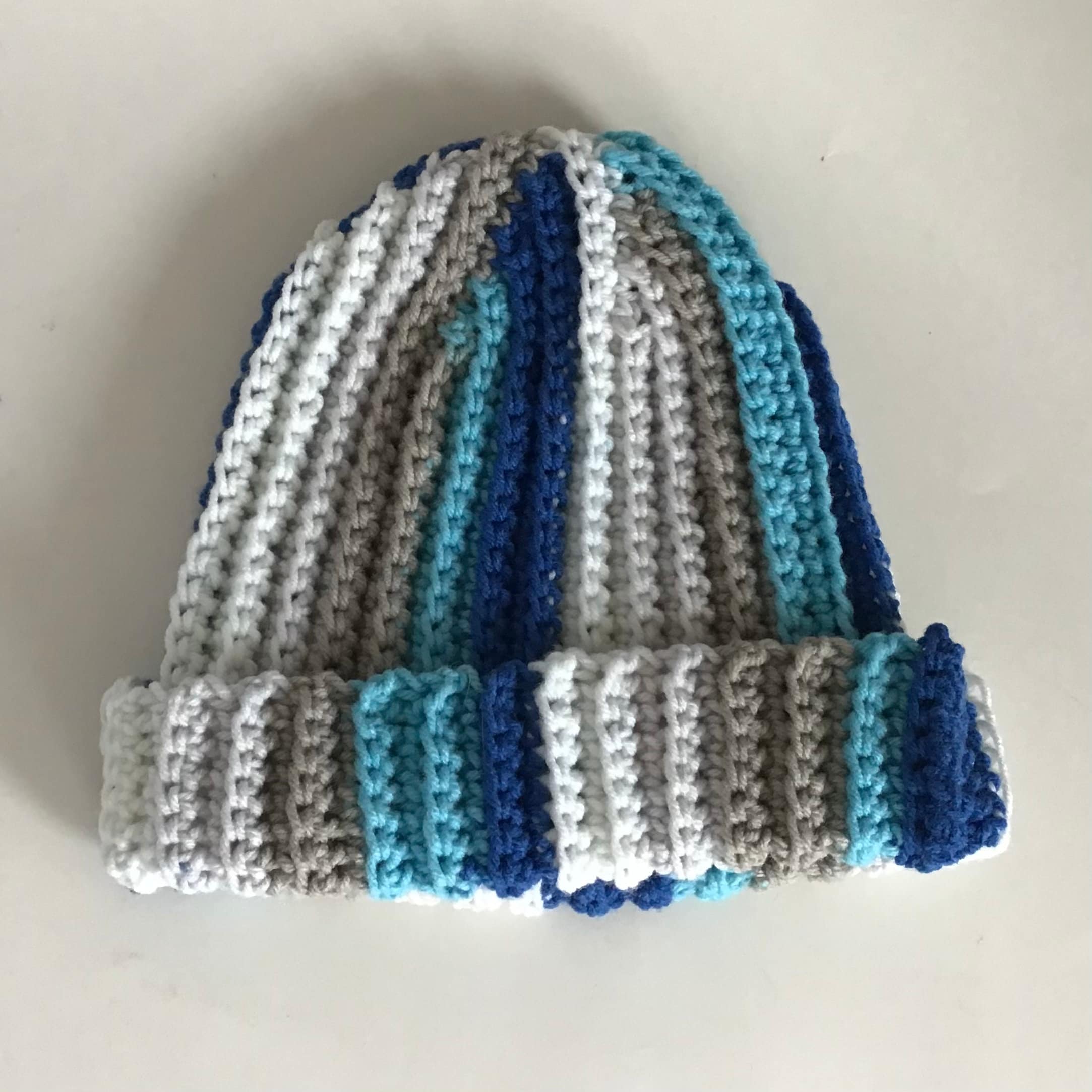 ハンドメイドのストライプクロシェハット 12インチ x 11インチ、ブルー