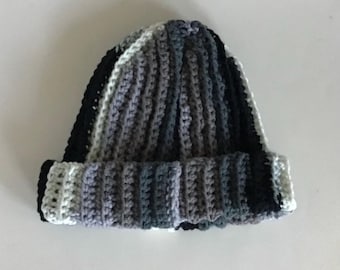 Gorro de crochet a rayas hecho a mano: negro, gris y blanco