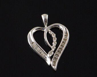 10k 0.25 CTW Diamond Encrusted Heart Pendant Gold