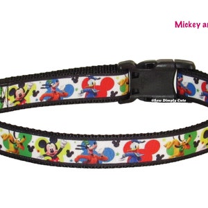 Puede incluir: Collar de perro negro con fondo blanco con un estampado colorido de Mickey Mouse y sus amigos. El collar tiene una hebilla de plástico negro y un anillo en D de metal plateado. El texto "Mickey and Pals" está impreso sobre el collar. El texto "Sew Dimplly Cute" está impreso en el collar.