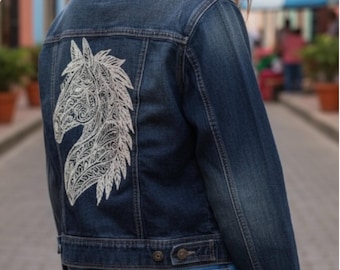 手刺繍の馬のデニムジャケット：アップサイクルされたボヘミアンウエスタンウェア
