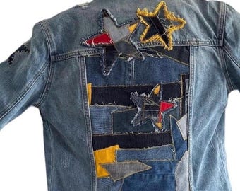 Chaqueta vaquera reciclada con parches de estrellas: Chaqueta vaquera desgastada y hecha a mano - Talla S/M