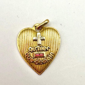 Peut inclure: Pendentif en forme de cœur en or avec une croix et l'inscription "qu'hier que demain".