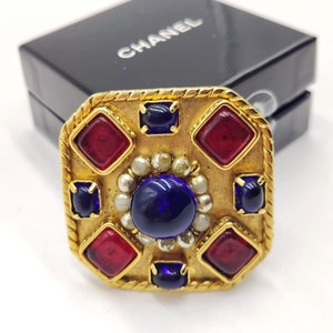 Chanel Gripoix authentic vintage brooch with glass paste cabochons