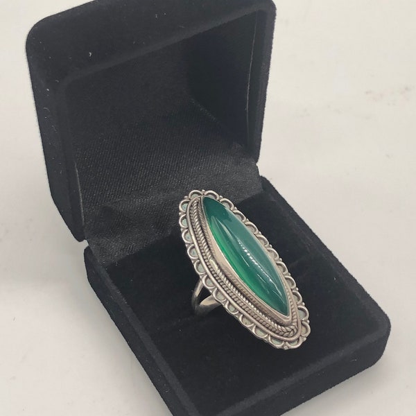 Bague avec aventurine naturelle en forme de marquise montée sur argent massif