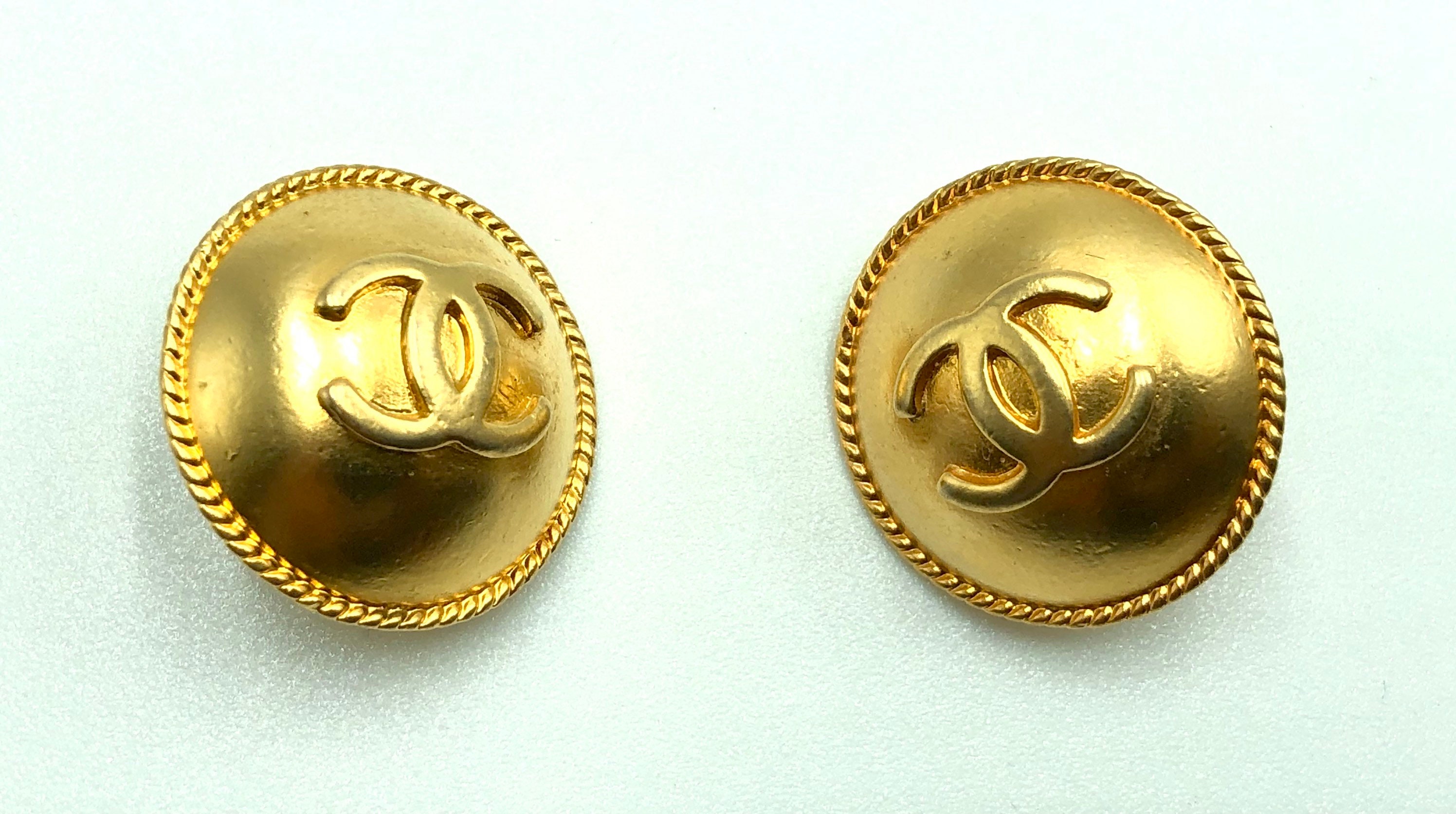 Chanel Authentic Vintage Gold Earrings Simple CC 1995 -  Sweden