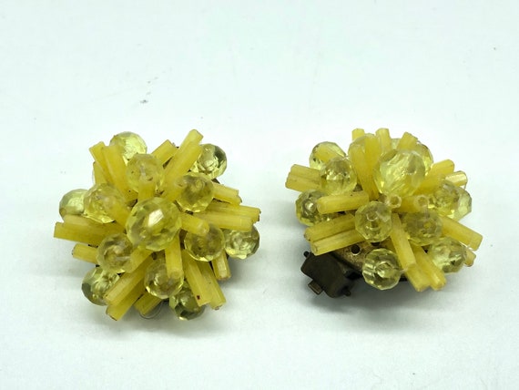Clips d’oreilles vintage jaune en perles fait main - image 1
