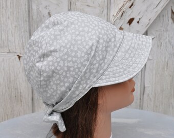 Casquette, bandana avec visière, fichu,  foulard préformé en coton gris perle à petites fleurs blanches, taille unique