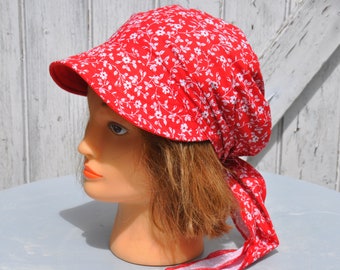 Bandana preformed cap with visor in red cotton with small white flowers for women, one size