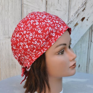 Bandana preformata, in cotone rosso, con fiori bianchi, taglia unica.