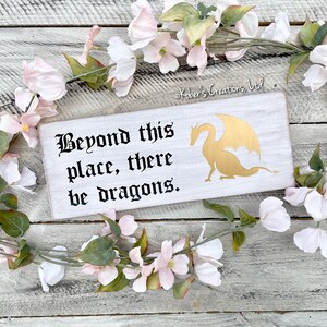 Más allá de este lugar hay dragones letrero de madera, letrero de vivero de dragones, vivero de fantasía, decoración de dragones, regalo de baby shower, vivero del bosque encantado