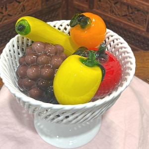 Compota vintage firmada de loza italiana blanca tejida con celosía y fruta de cristal de Murano soplado a mano.
