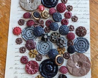 Collection of 50 florally inspired vintage plastic buttons dating back to the 1930s . Flower shaped vintage buttons. Lovingly selected.