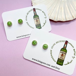 Orecchini in vetro di bottiglia di WHISKEY riciclato fatti a mano da Loïs gunn con perni in argento sterling.