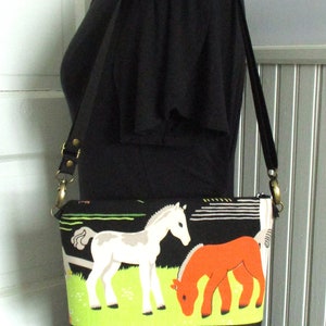 Horseplay 1940s Vintage Barkcloth and Cork Fabric Zip Top Crossbody Shoulder Bag image 5