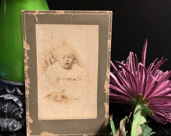 Photo CdV antique d’un bébé de l’époque victorienne avec une mère invisible des années 1800