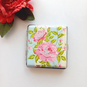 Estojo de cigarro floral com inspiração vintage – Carteira de metal com rosas rosa – Estojo romântico com estampa floral vitoriana – Presente para ela
