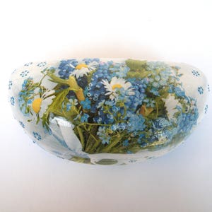Custodia per occhiali da sole con fiori estivi, custodia rigida per occhiali, fiori bianchi e blu, regalo OOAK per lei, custodia da donna unica, scatola di metallo, trucco