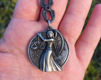 Brelok do kluczy z Wagą, brelok zodiakalny, biżuteria z horoskopem, pomysł na prezent z Wagą, zawieszka ze znakiem zodiaku, prezent urodzinowy, zawieszka do torby, spersonalizowany brelok, akcesorium