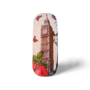 Könnte beinhalten: Ein dekoratives Brillenetui mit einer Illustration von Big Ben, roten Rosen und Schmetterlingen. Das Etui hat einen hellbeige Hintergrund und ein schwarzes Laternenpfahldesign an der Seite.