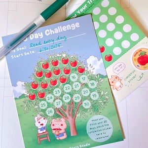Op de afbeelding: Een kleurrijke 30-daagse uitdagingstracker met een appelboomontwerp. De tracker bevat een groene pen, een stickervel en de tekst "Read every day" met een startdatum van 30/06/2025. Het ontwerp bevat schattige cartoonfiguren.