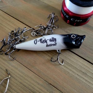 Cadeau leurre de pêche de retraite personnalisé peint sur mesure - Cadeaux de pêche pour hommes - O-Fish-Ally Retired ! - Cadeaux pêcheurs - Leurre de pêche