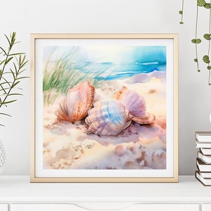 Puede incluir: Pintura acuarela de tres conchas marinas en una playa de arena con un océano azul y hierba verde en el fondo.