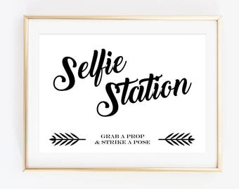 Selfie Station Sign, Segni di matrimonio stampabili, Afferra un oggetto di scena e colpisci un segno di posa, Segnaletica del ricevimento di nozze - DOWNLOAD IMMEDIATO - WP1BW