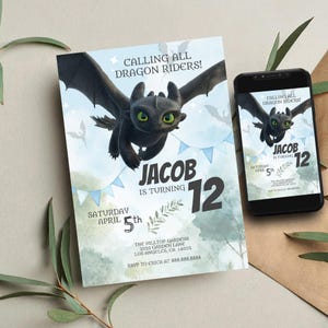 Peut inclure: Une invitation d'anniversaire avec un dragon noir, le texte "Calling All Dragon Riders!" et "Jacob is turning 12". L'invitation est sur un fond bleu clair, avec une image correspondante sur un smartphone.