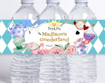 Könnte beinhalten: Wasserflaschenetiketten mit einem fantasievollen Alice-im-Wunderland-Thema. Die Etiketten sind blau mit weißen Rautenmustern und zeigen Illustrationen von Alice, einer Teekanne, einem Flamingo, Cupcakes, einem Hut des Hutmachers, einer Taschenuhr, einer Spielkarte und einer Zaubertrankflasche. Der Text auf dem Etikett lautet "Drink Me Madison's Onederland 01.11.24".