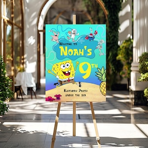 Op de afbeelding: Een kleurrijk bord op een houten ezel met SpongeBob SquarePants-personages. Op het bord staat "Welkom op Noah's 9e verjaardagsfeest onder de zee" met een gele SpongeBob-illustratie en een ananas.