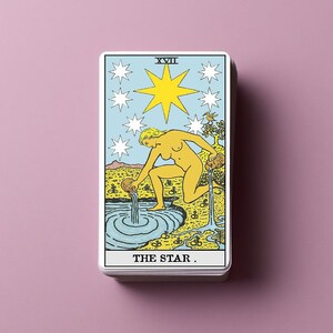Puede incluir: Una carta de tarot rectangular titulada THE STAR con el n&uacute;mero romano XVII. La ilustraci&oacute;n muestra una figura amarilla arrodillada junto a un estanque azul, vertiendo agua de dos jarras. Una gran estrella amarilla est&aacute; rodeada por siete estrellas blancas.