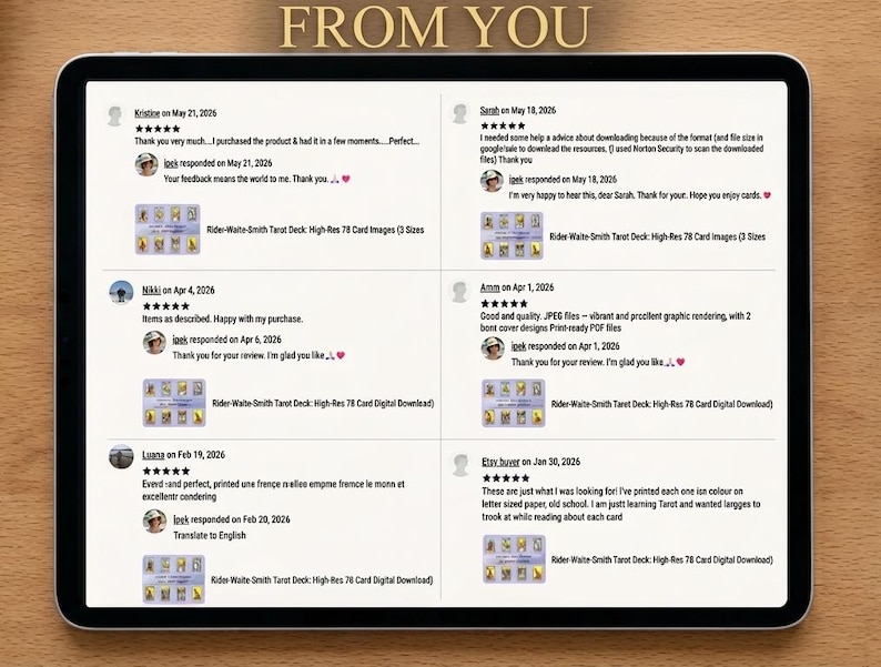 Puede incluir: Una pantalla de tableta digital que muestra una colecci&oacute;n de seis rese&ntilde;as de clientes para una descarga digital del mazo de tarot Rider-Waite-Smith. Cada rese&ntilde;a incluye una calificaci&oacute;n de cinco estrellas, nombre, fecha, texto y miniatura.